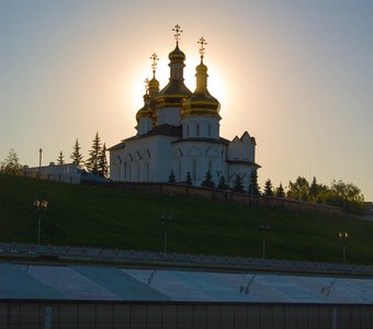 Храм в лучах солнца