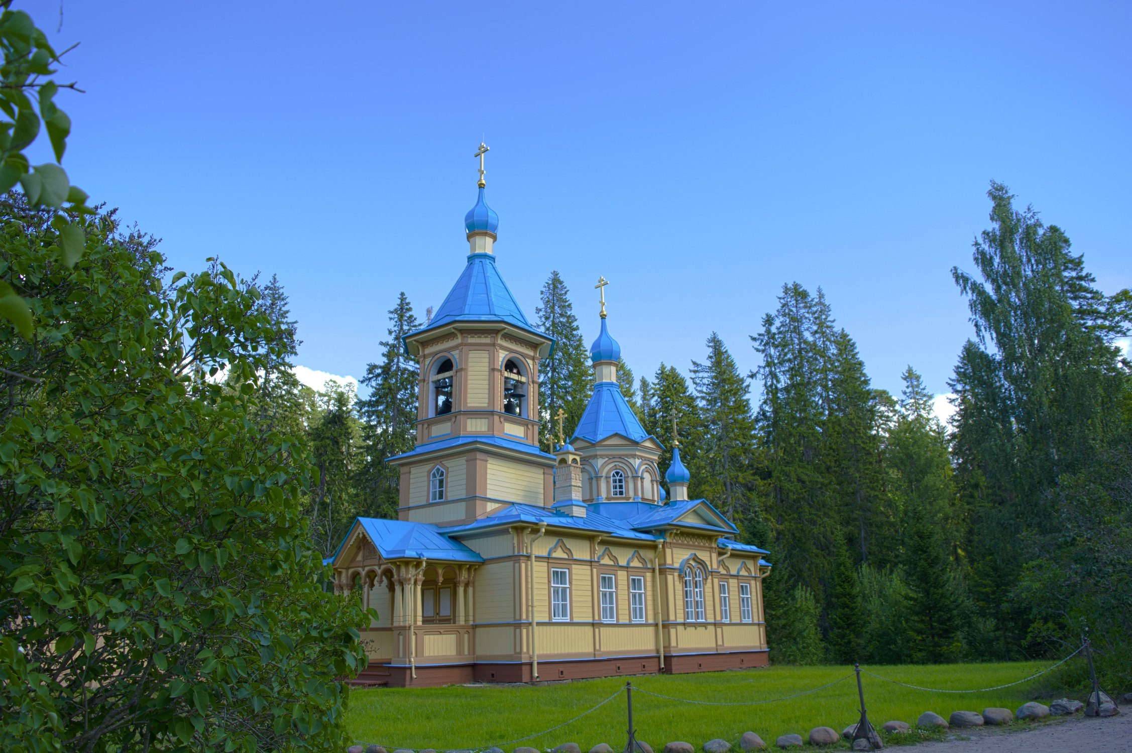 Церковь у монастырской дороги