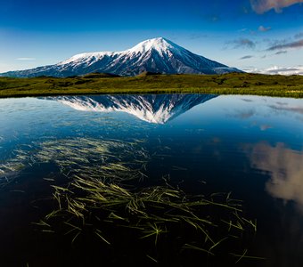 Отражение вулкана Толбачик.