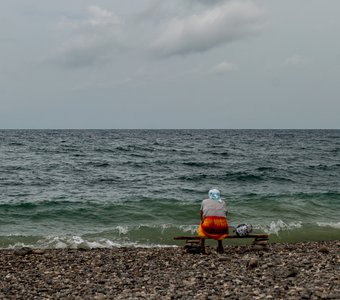 Бабушка и море, сентябрь, Хутор Бетта, Россия.