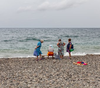 Бабушки и море, хутор Бетта, Россия.