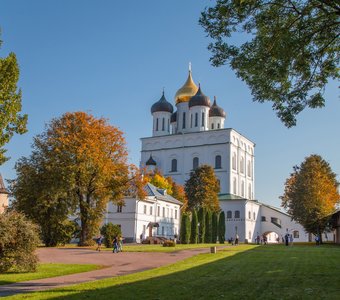 Свято-Троицкий собор в осеннем убранстве