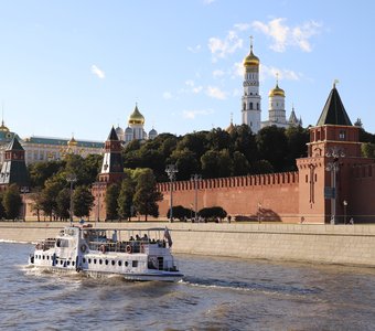Вид с Москвы реки на Кремль