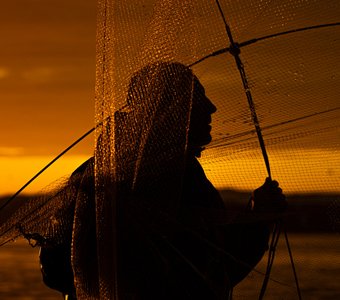 Рыбак на вылове мойвы