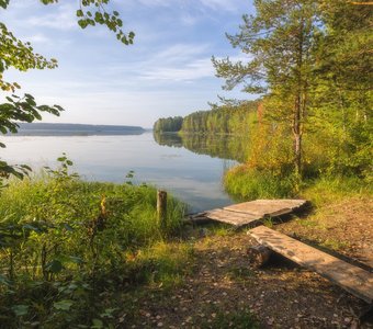 Спокойное осеннее утро на берегу