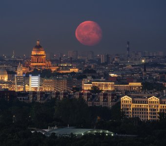 Ночной Петербург под светом красной Луны