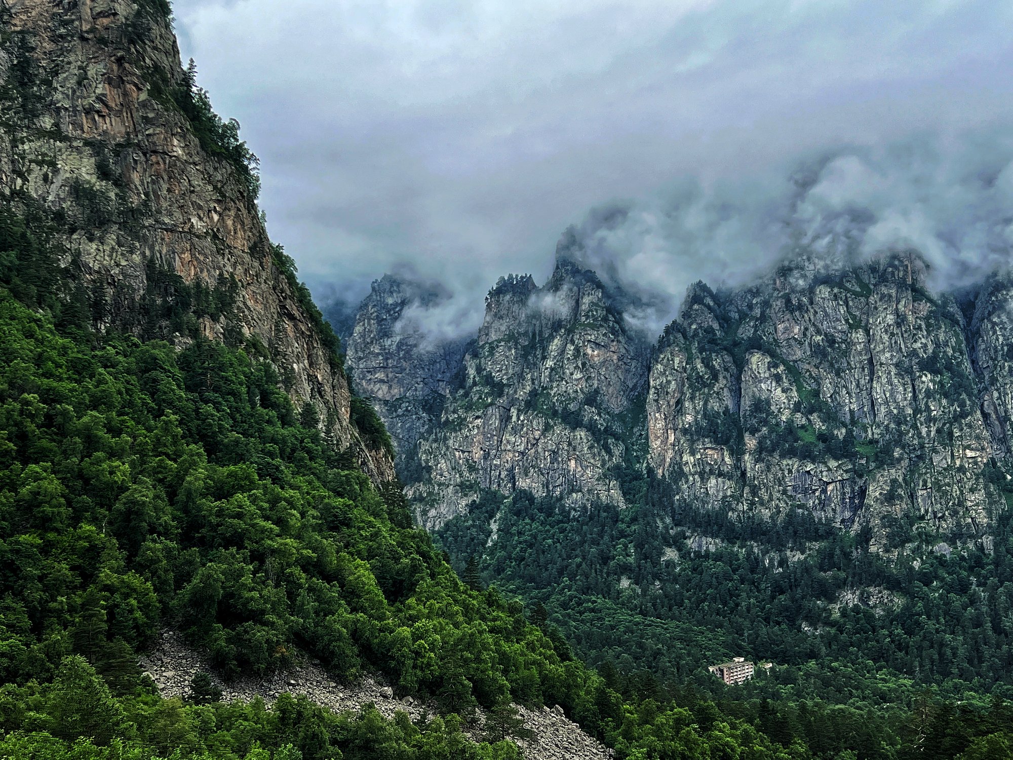 Между скалами