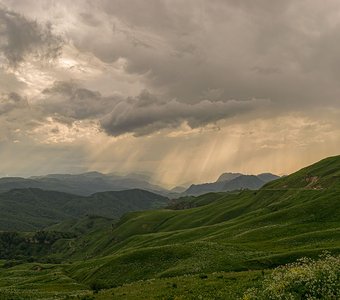 Лучи солнца ласкают горы