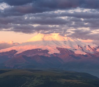 Рассветная панорама с видом на Эльбрус