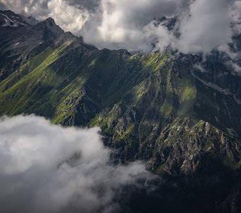 Тучи укрыли Домбайские скалы