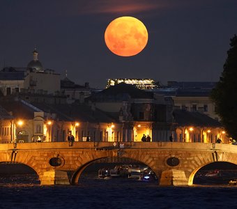 Восход Луны над Петербургом