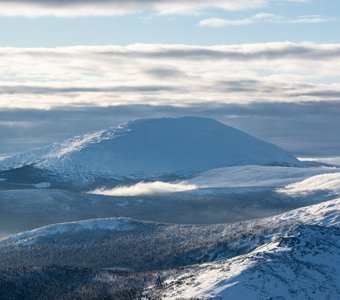 Косьвинский Камень в объятиях облаков