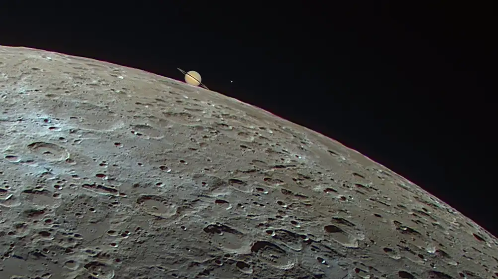 Астрофото недели: Сатурн выглядывает из-за Луны