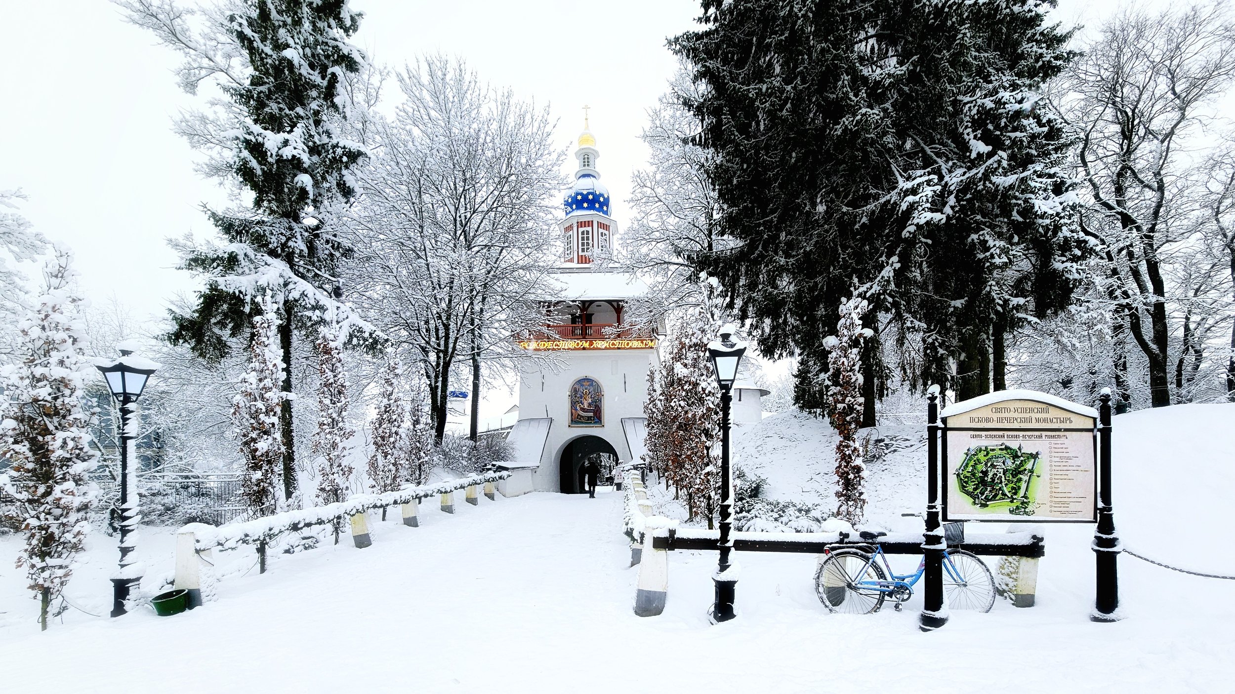 Вот и Анна Иоанновна приехала в монастырь в карете, да снег выпал. Так карета на хранении и стоит по сей день