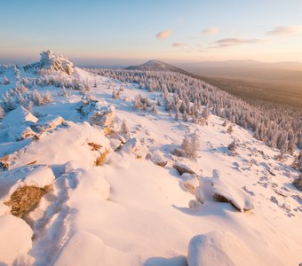 Первые весенние лучи на хребте Зюраткуль