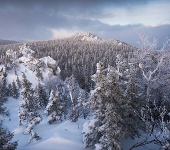 Таганай, верхняя тропа, вид на Откликной гребень