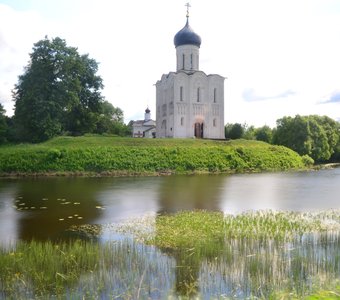 Вид на церковь Покрова на Нерли, утро