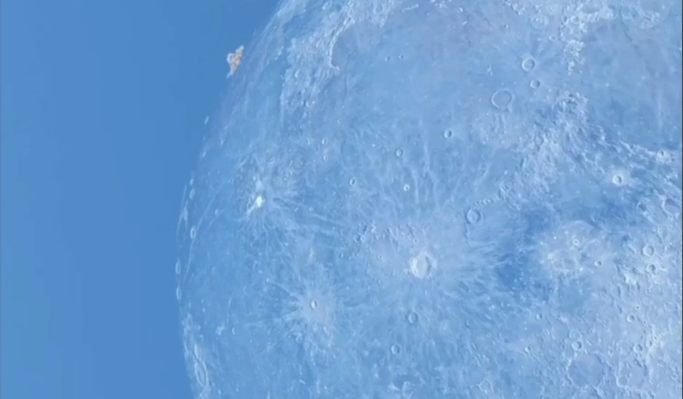 На Луну упал астероид: видео