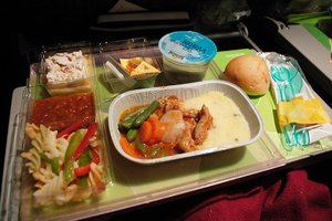 Мясное блюдо в самолете убило вегеатрианца. Семья требует компенсации