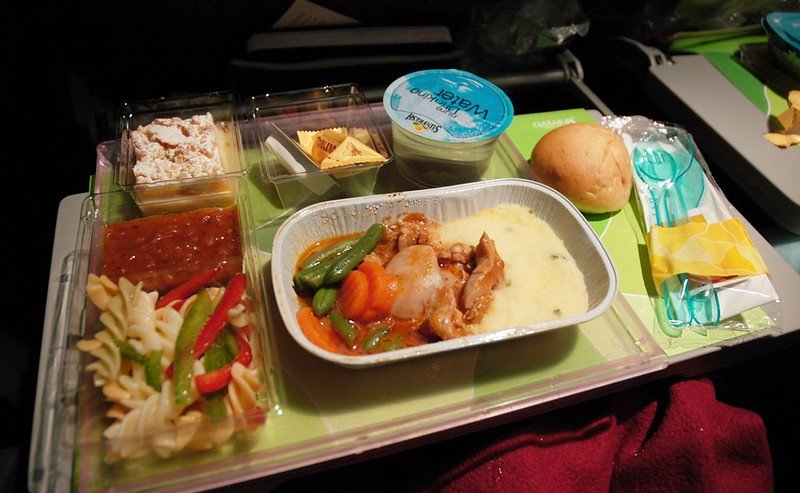 Мясное блюдо в самолете убило вегеатрианца. Семья требует компенсации