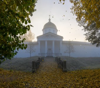 У стен монастыря