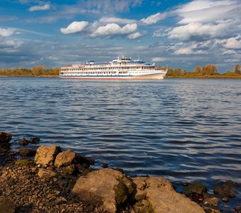 Белый теплоход идёт по Волге