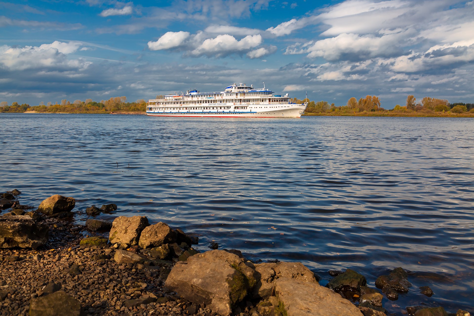 Белый теплоход идёт по Волге