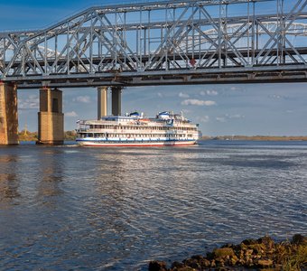 Теплоход под мостом