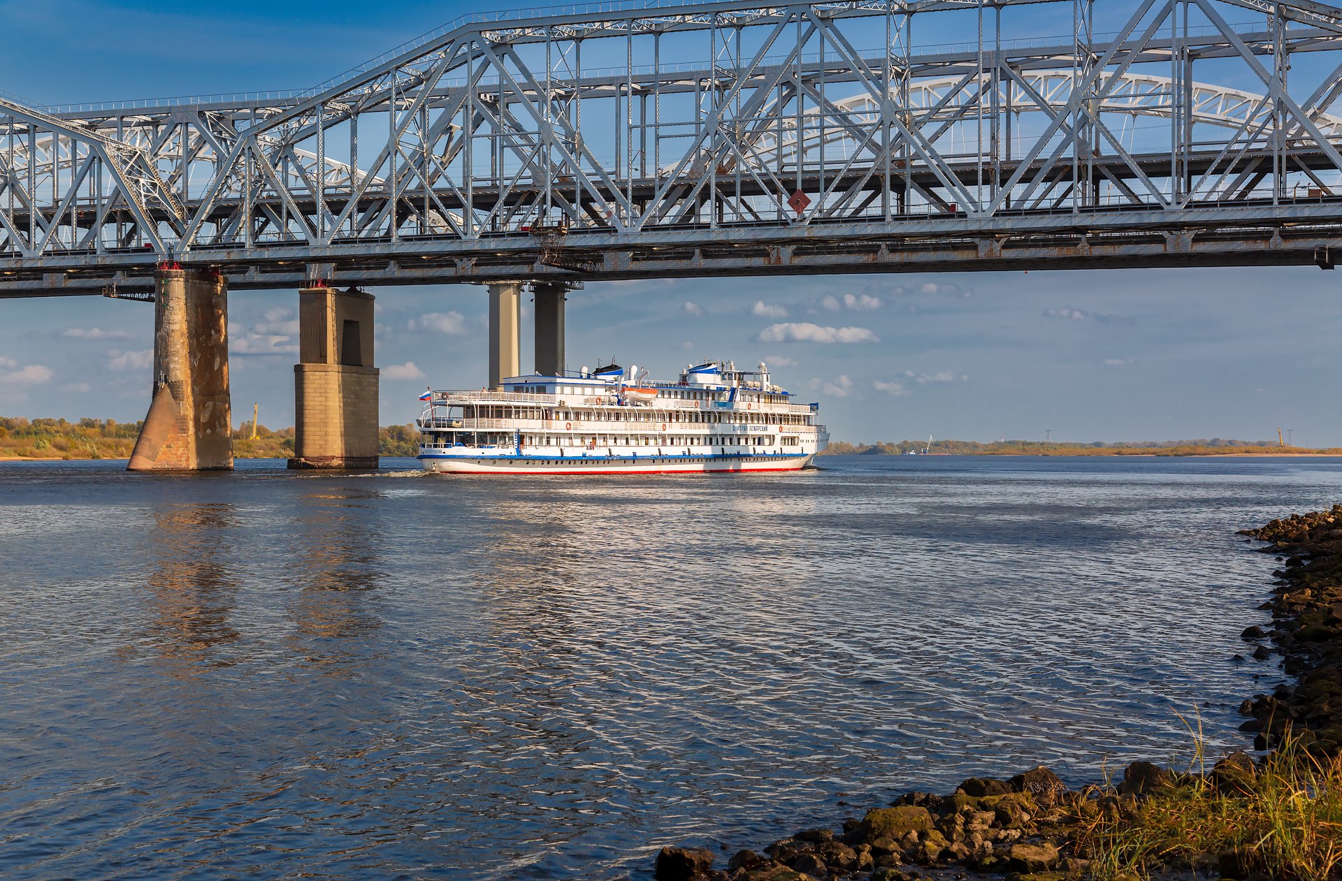 Теплоход под мостом