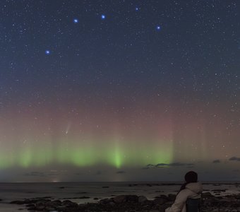 Большая Медведица, Северное сияние и комета C/2025 A6 (Lemmon).