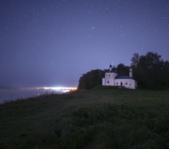 Никольская церковь под покровом ночи