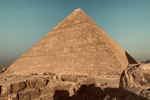 Туристка провалилась внутрь 4000-летней пирамиды в Египте