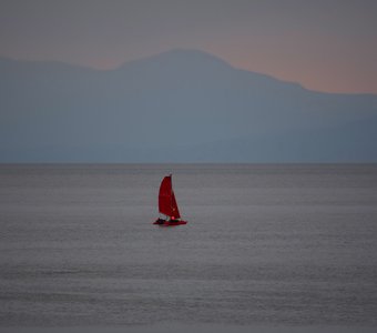 Алый парус на закате. Бухта Капсель, окрестности Судака, Крым