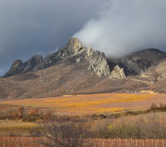 Хребет Таракташ под Судаком поздней осенью