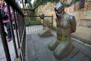 Пять веков пощечин: в Китае каждый день избивают статуи предателя и его жены