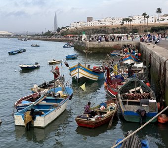 Вечерний отдых лодок в Рабате. Марокко