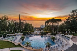 От южного тепла до полярной ночи: три отеля для отдыха в межсезонье