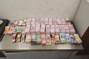 Турист попытался провезти в Россию целый чемодан валюты