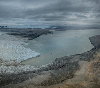 Родина голубых и черных льдин
