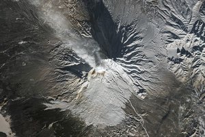 На Камчатке продолжается извержение вулкана Шивелуч: туристов просят соблюдать осторожность