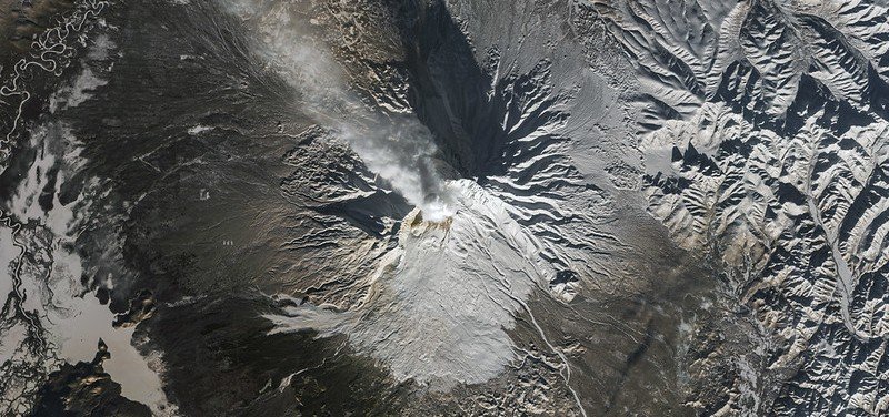 На Камчатке продолжается извержение вулкана Шивелуч: туристов просят соблюдать осторожность