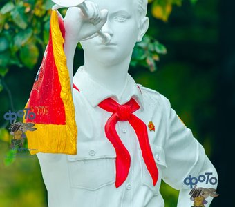 Скульптура пионера. город Курск