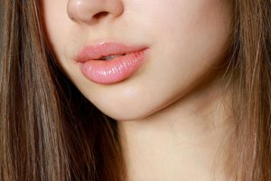 Ученые связали размер губ с привлекательностью людей