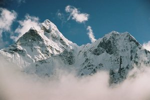 С Эвереста эвакуировали сотни застрявших туристов