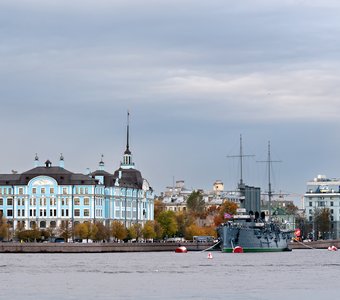 Вид на Нахимовское училище и крейсер "Аврора"