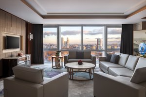 Мед для сладких снов и панда в подарок: чем удивляют люксы в столичном отеле