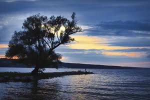 Сотни лет со дна озера в США слышали выстрелы: что это такое?