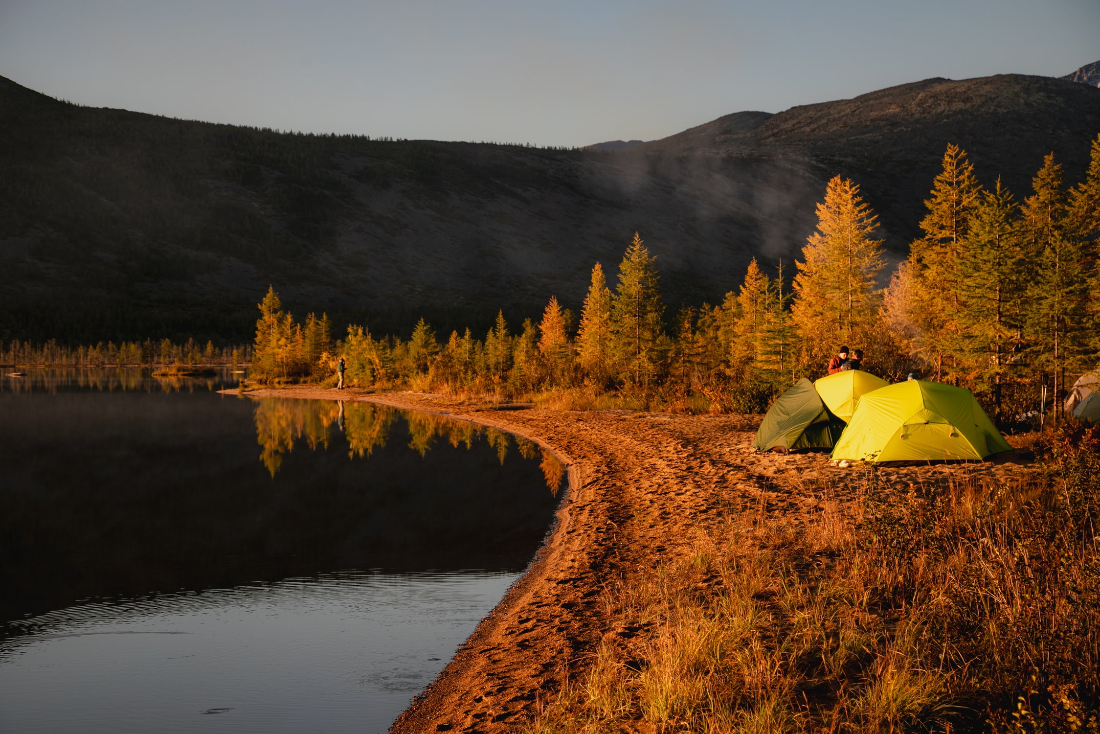 Неспешно просыпается день