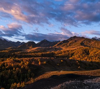 Осенний рассвет в горах.