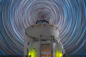 Астрофото дня: звездные треки над обсерваторией в Чили